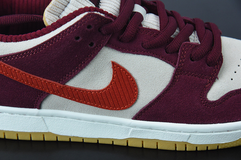 skate like a girl x nike sb dunk low dx4589-600