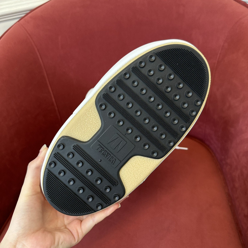 mOON bOOT