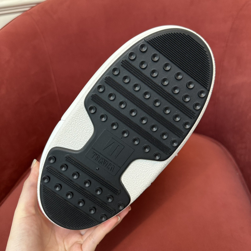 mOON bOOT