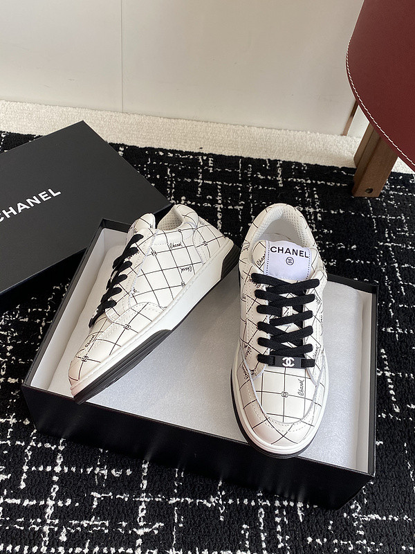 Ch**el sneaker