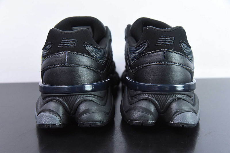 NEW BALANCE SNEAKER