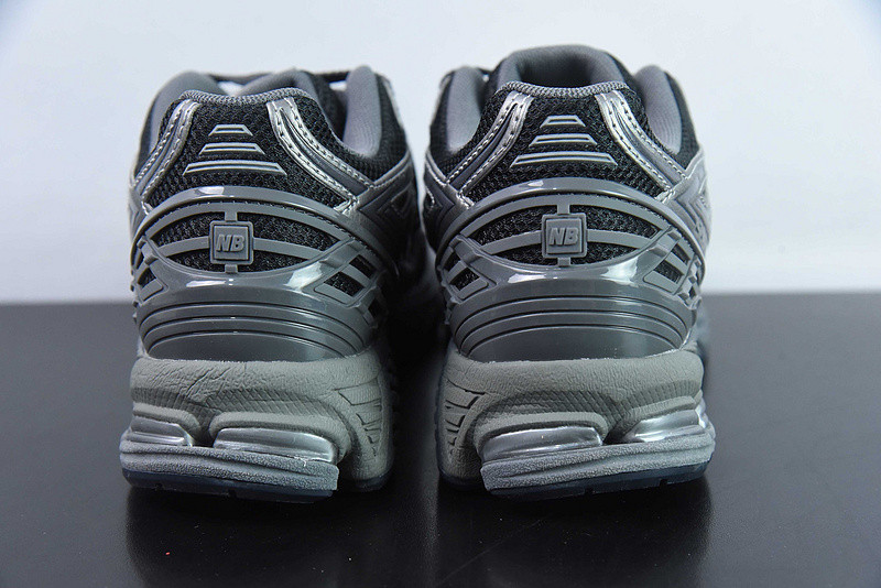 NEW BALANCE SNEAKER