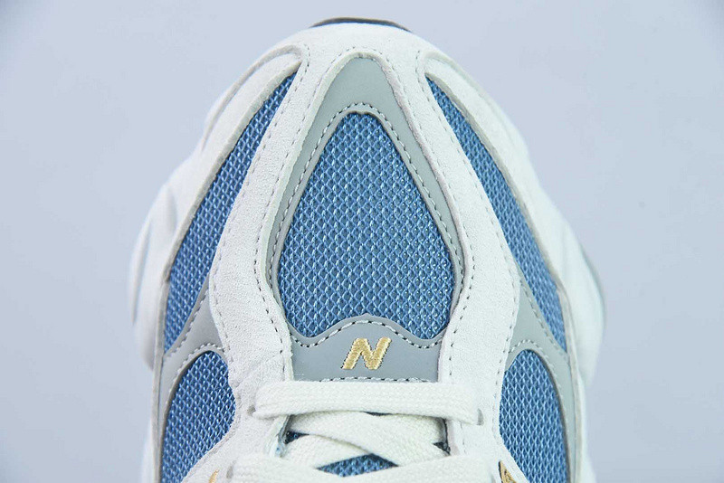 NEW BALANCE SNEAKER