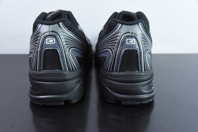 NEW BALANCE SNEAKER
