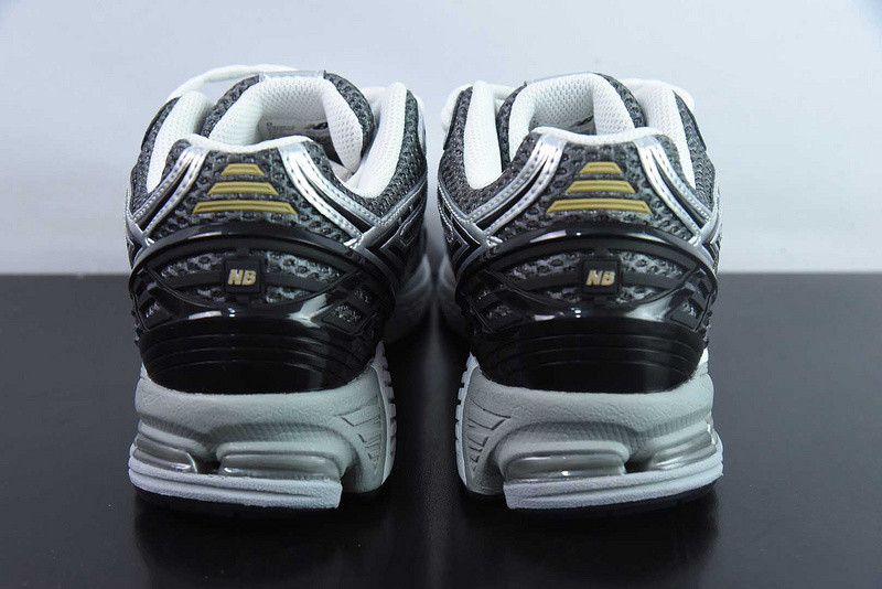 NEW BALANCE SNEAKER