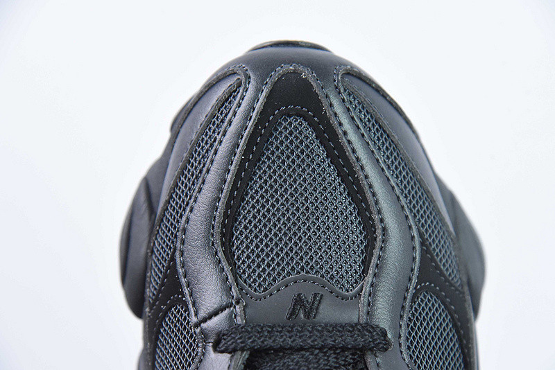 NEW BALANCE SNEAKER