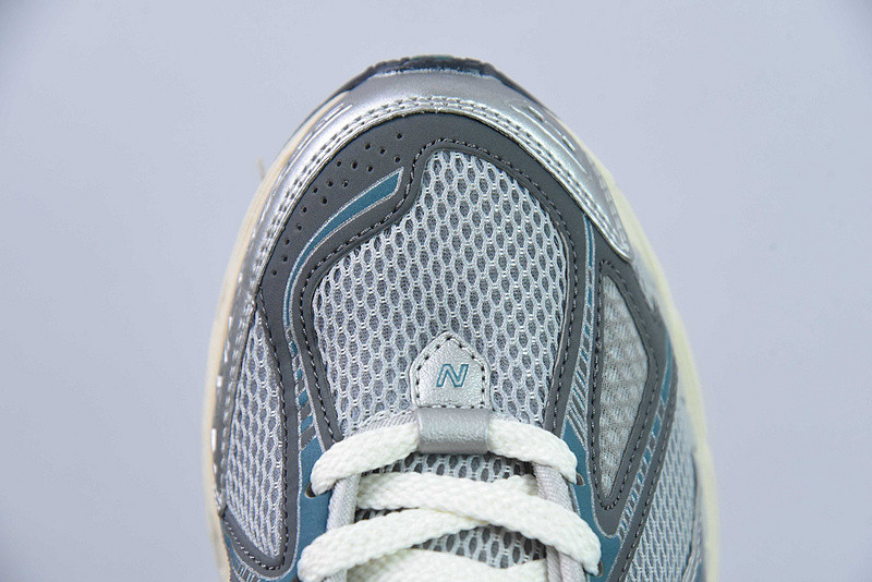 NEW BALANCE SNEAKER