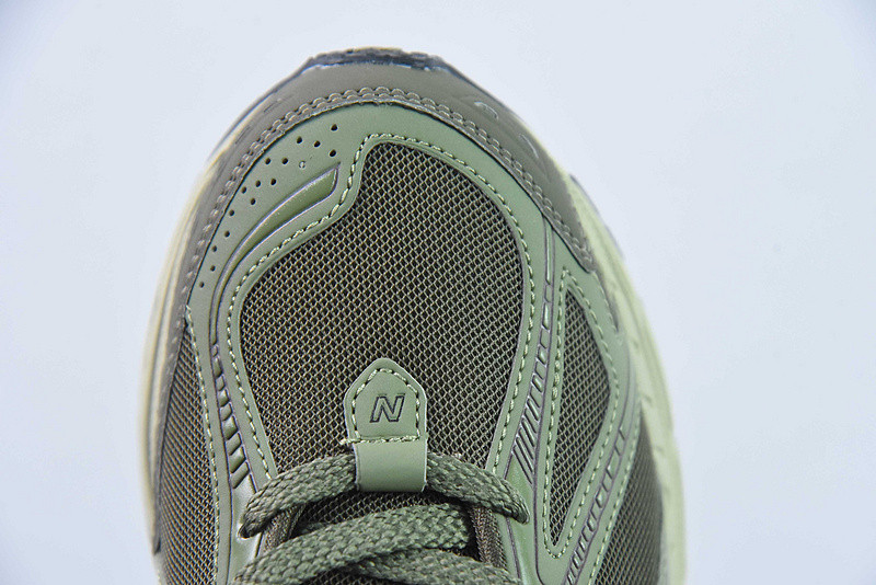 NEW BALANCE SNEAKER