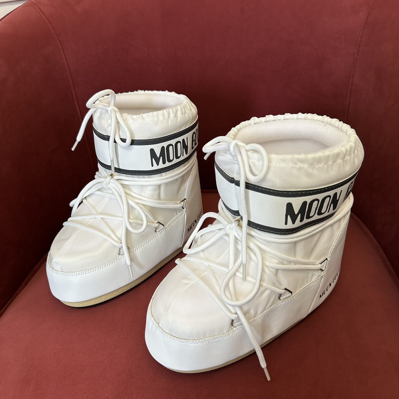 mOON bOOT