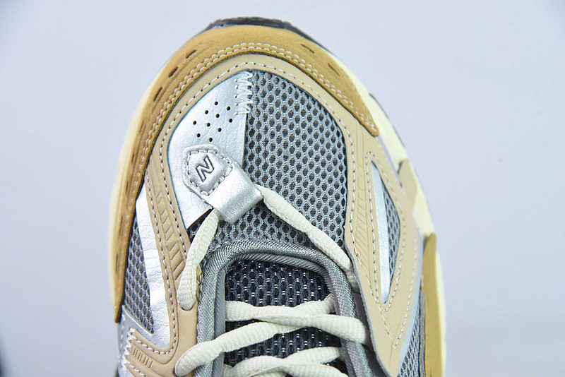 NEW BALANCE SNEAKER