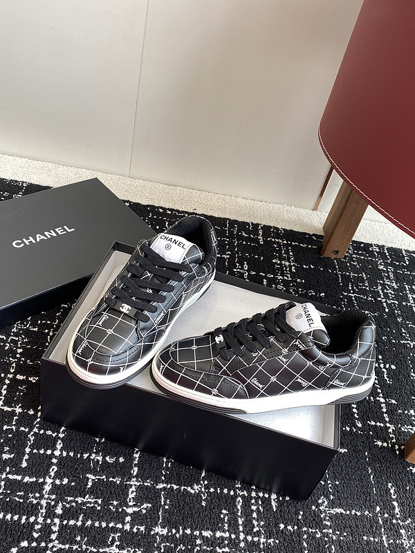 Ch**el sneaker