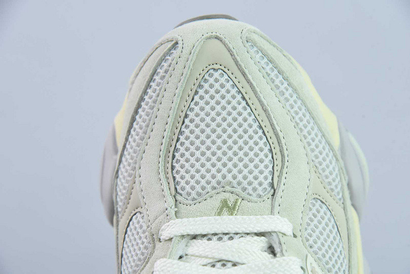 NEW BALANCE SNEAKER