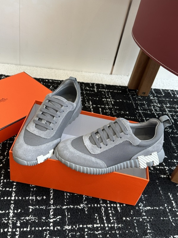 H**me5 sneaker