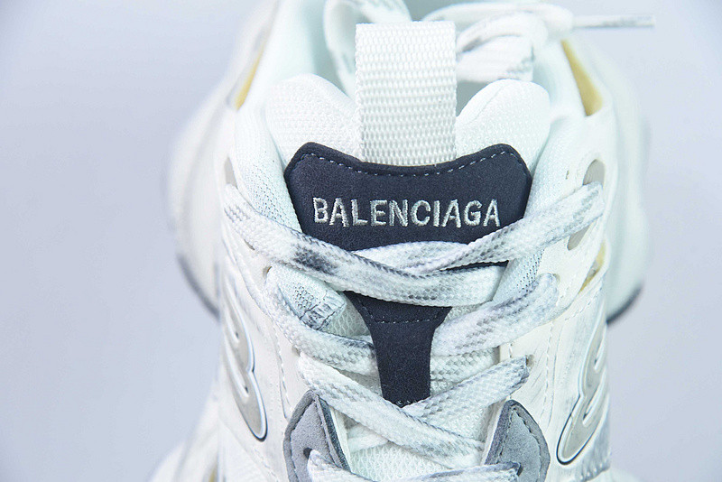 bc cargo sneaker