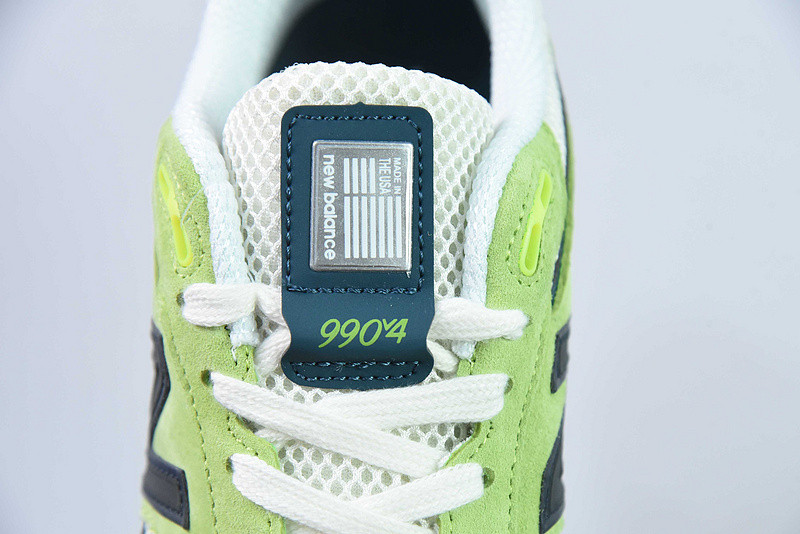NEW BALANCE SNEAKER