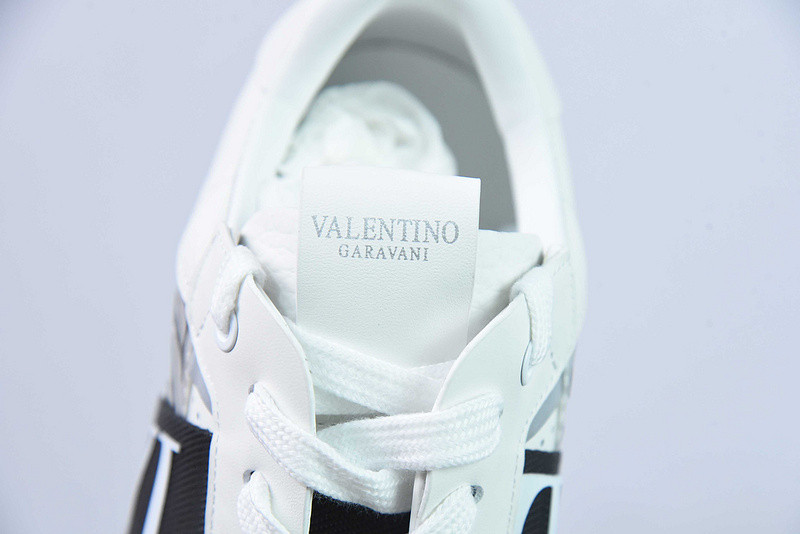Va1e*ntin0 sneaker