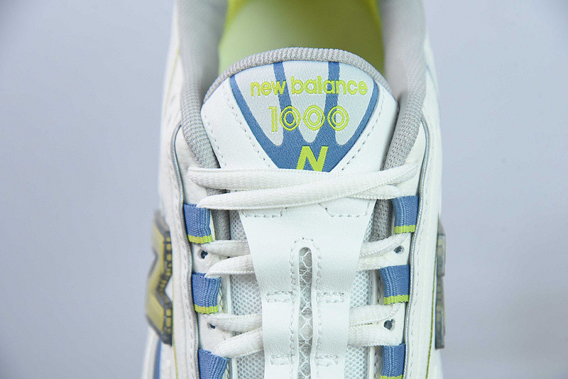 NEW BALANCE SNEAKER