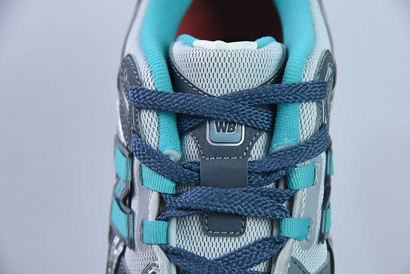 NEW BALANCE SNEAKER