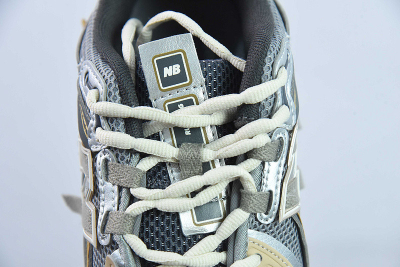 NEW BALANCE SNEAKER
