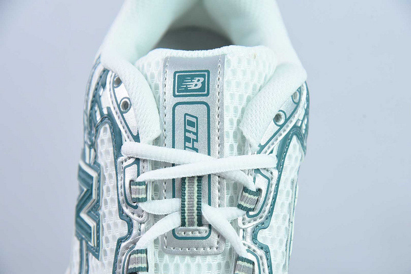 NEW BALANCE SNEAKER