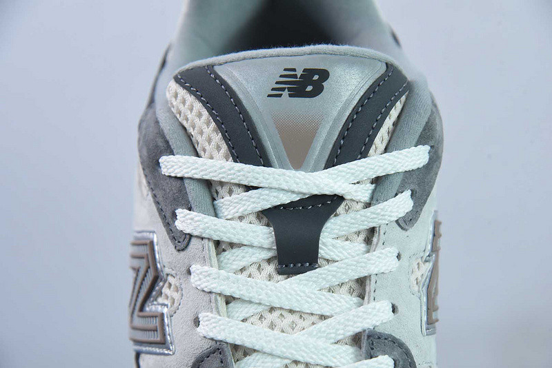 NEW BALANCE SNEAKER