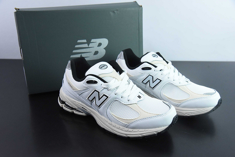 NEW BALANCE SNEAKER