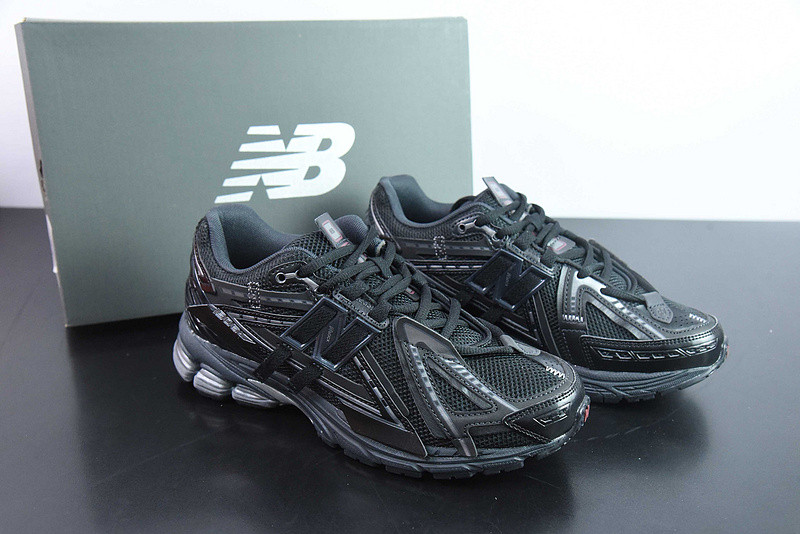 NEW BALANCE SNEAKER
