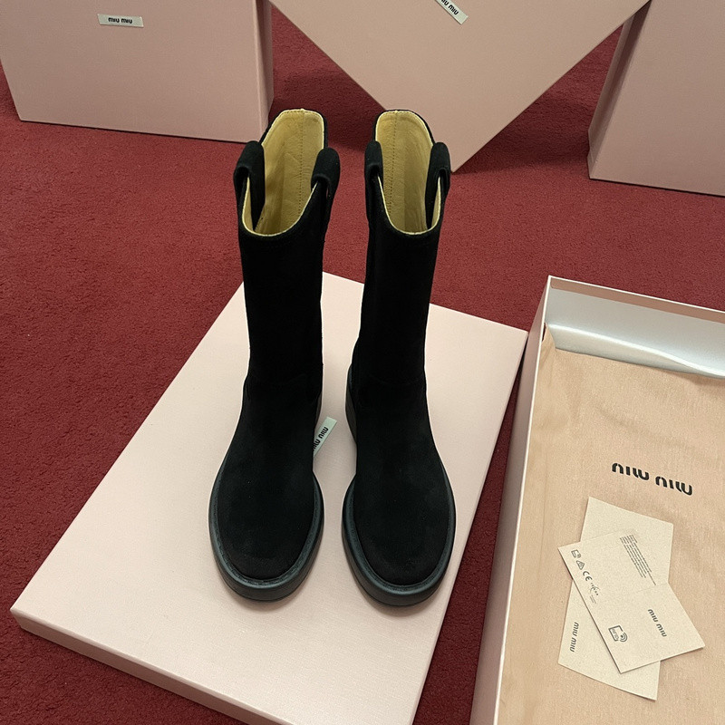 M1um1u sneaker