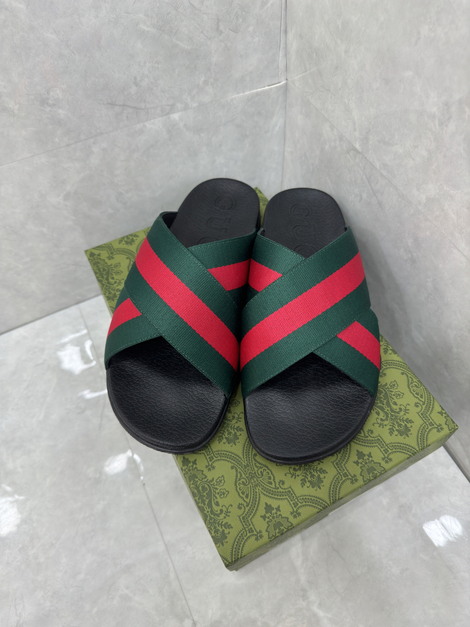 g*u*i sandals