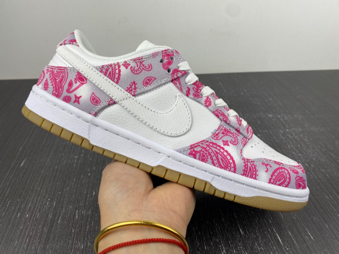 Nike SB Dunk Low Retro SP pink