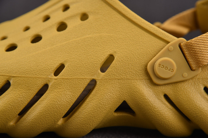 Cr*0*s x salehe bembury c00021