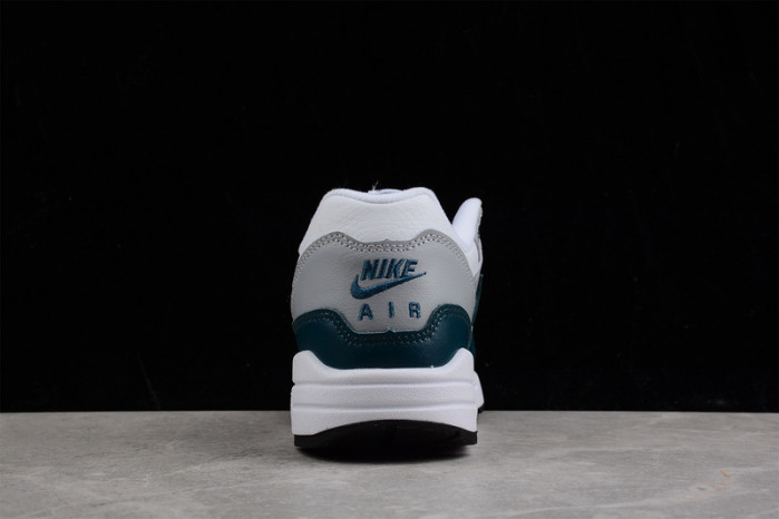 NIKE AIR MAX 1 LV8 