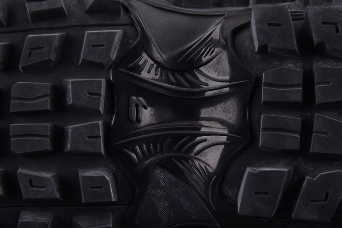 DEFENDER SNEAKER DS011