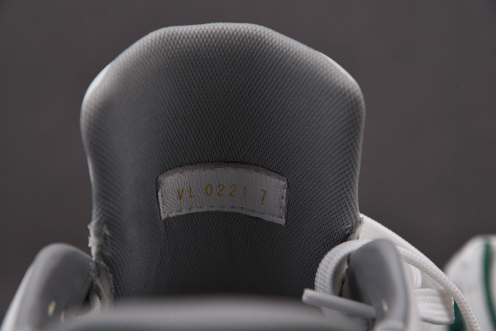 LV SNEAKER LV-000132