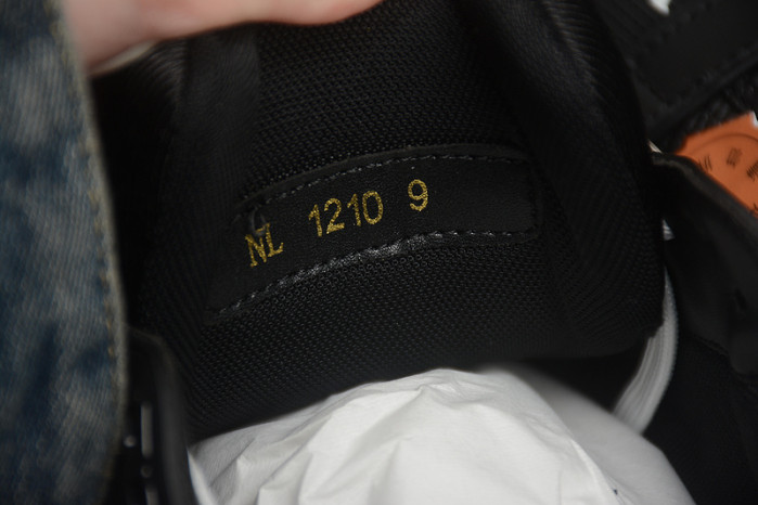 LV TRAINER SNEAKER LV-000552