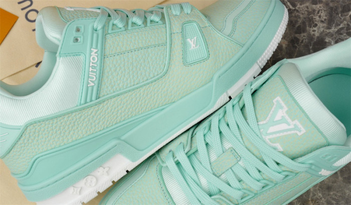 LV SNEAKER LV-000180