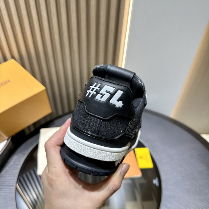 LV TRAINER SNEAKER LV-000573