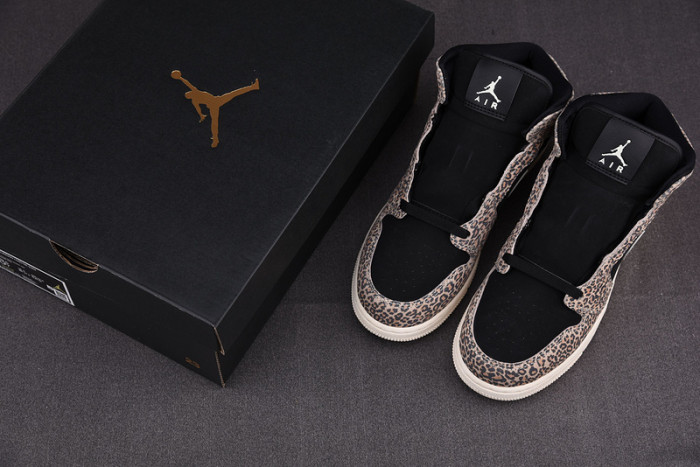 Air Jordan 1 Mid SE GS 