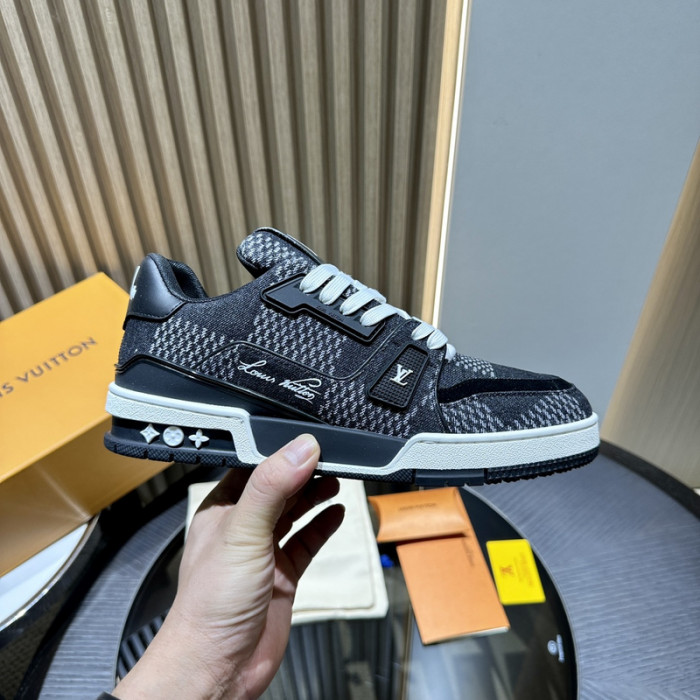 LV TRAINER SNEAKER LV-000573