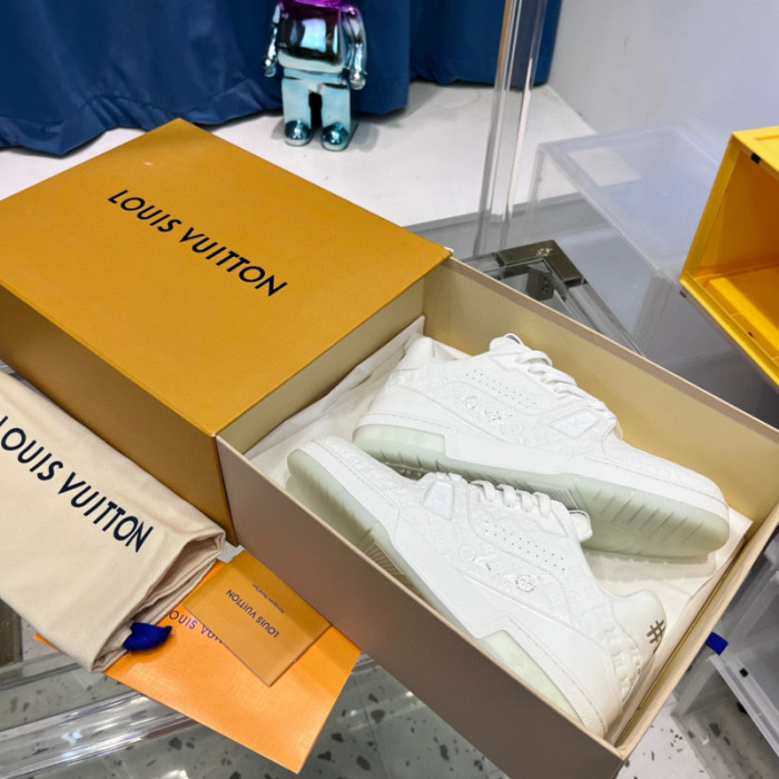 LV SNEAKER LV-000390