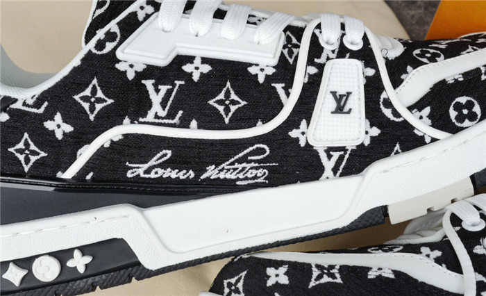LV SNEAKER LV-000226