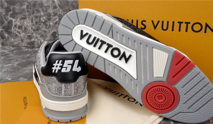 LV SNEAKER LV-000225