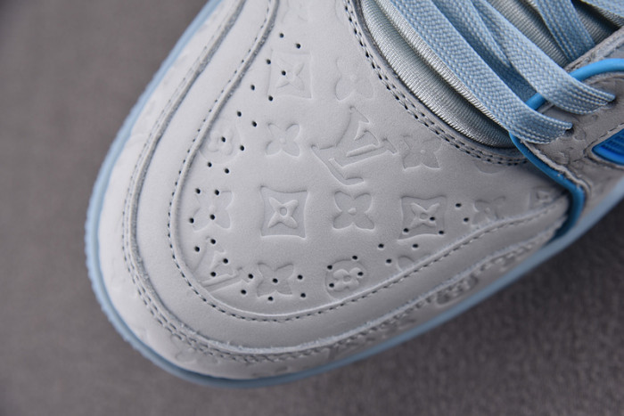 LV TRAINER SNEAKER LV-000597