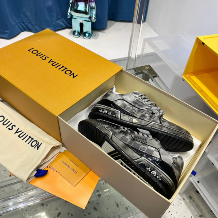 LV SNEAKER LV-000389