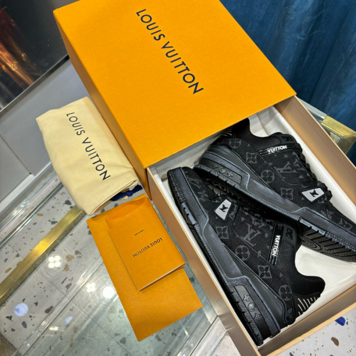 LV SNEAKER LV-000517