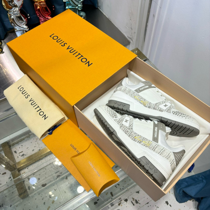 LV SNEAKER LV-000526