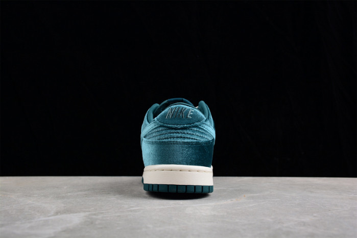 Nike Dunk Low Green Velvet (W) DZ5224-300